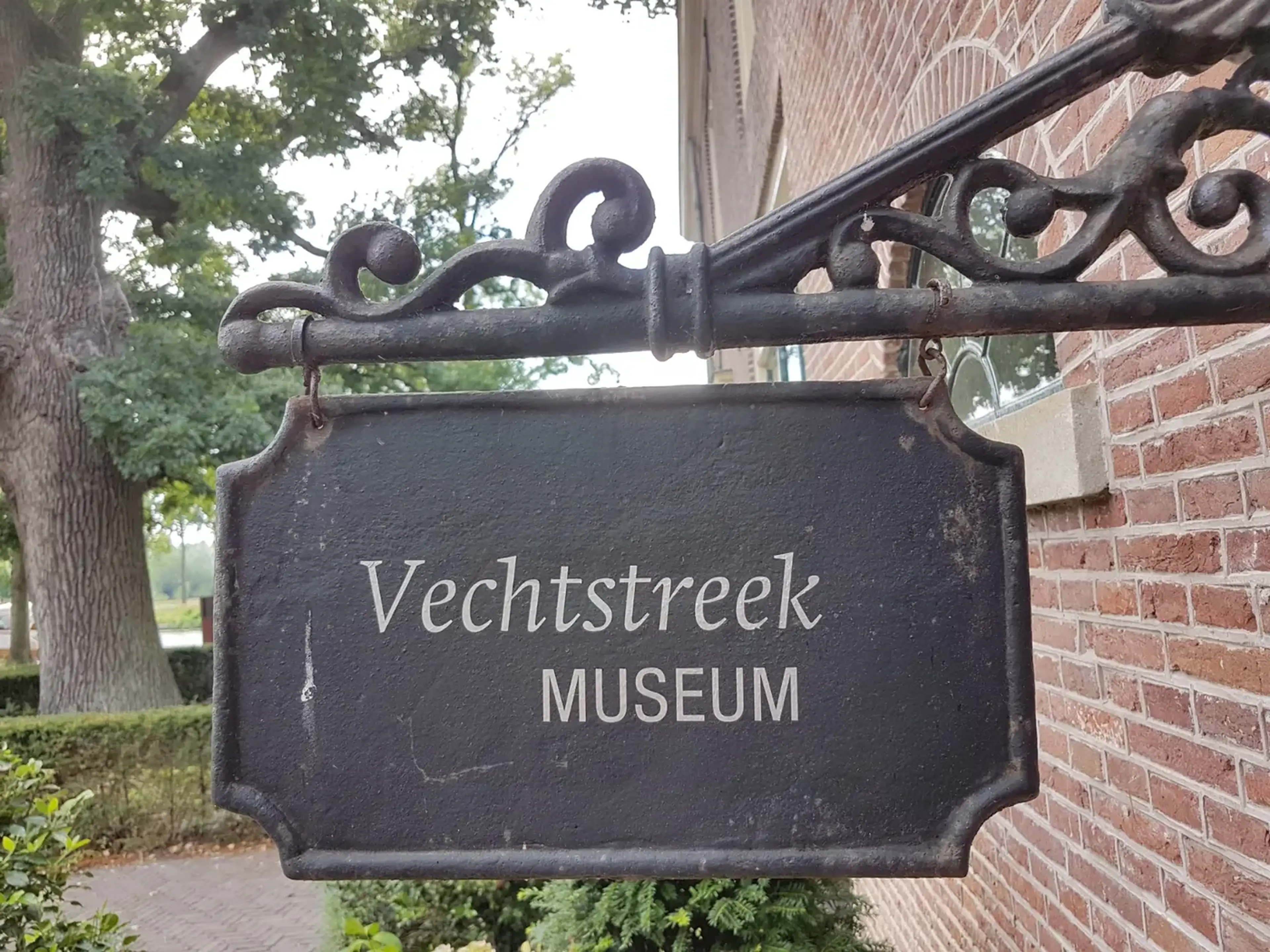 Het uithangbord van het Vechtstreekmuseum aan de gevel van het koetshuis
