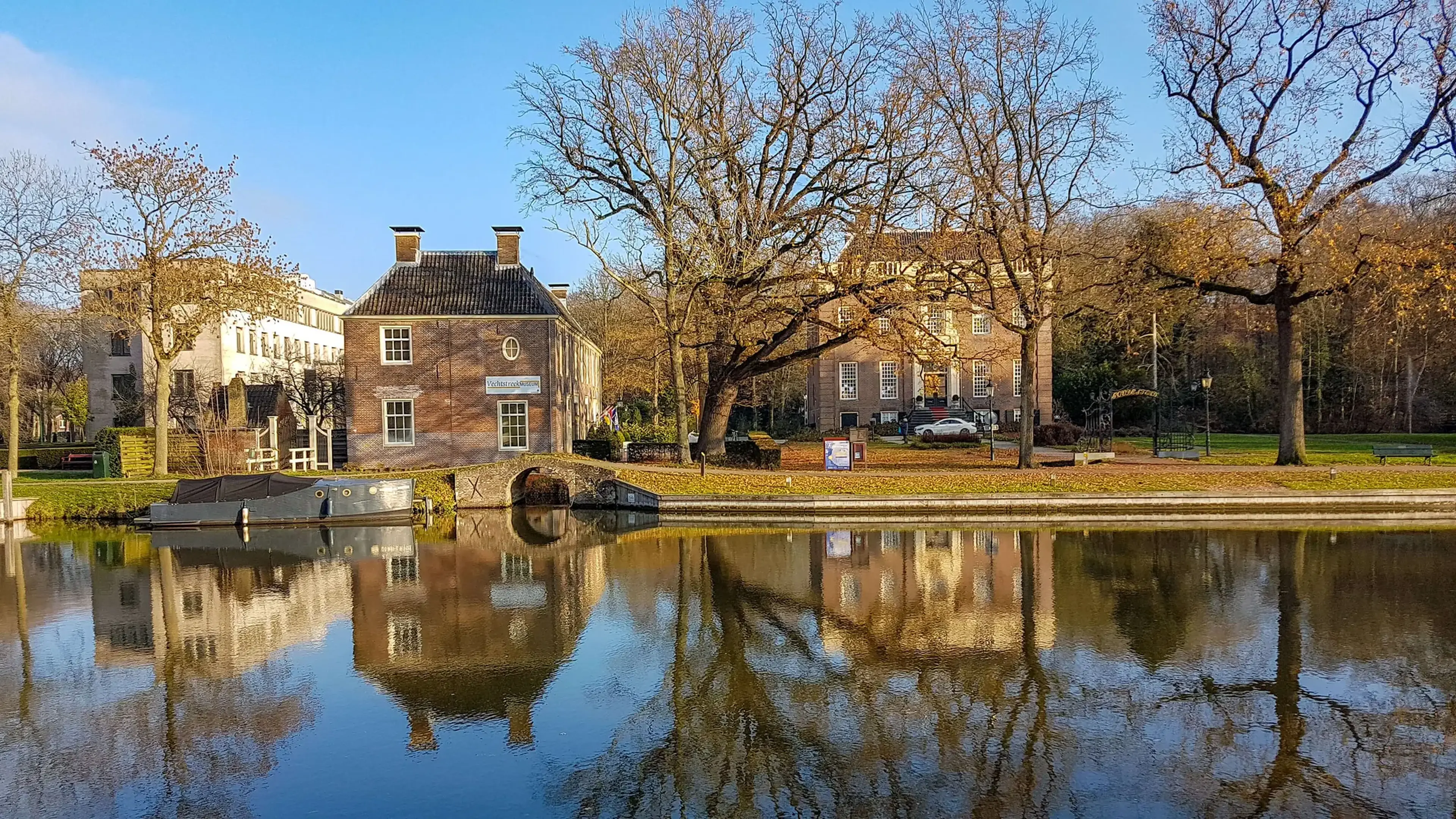 Het terras van het museum aan de Vecht, met zicht op Goudestein