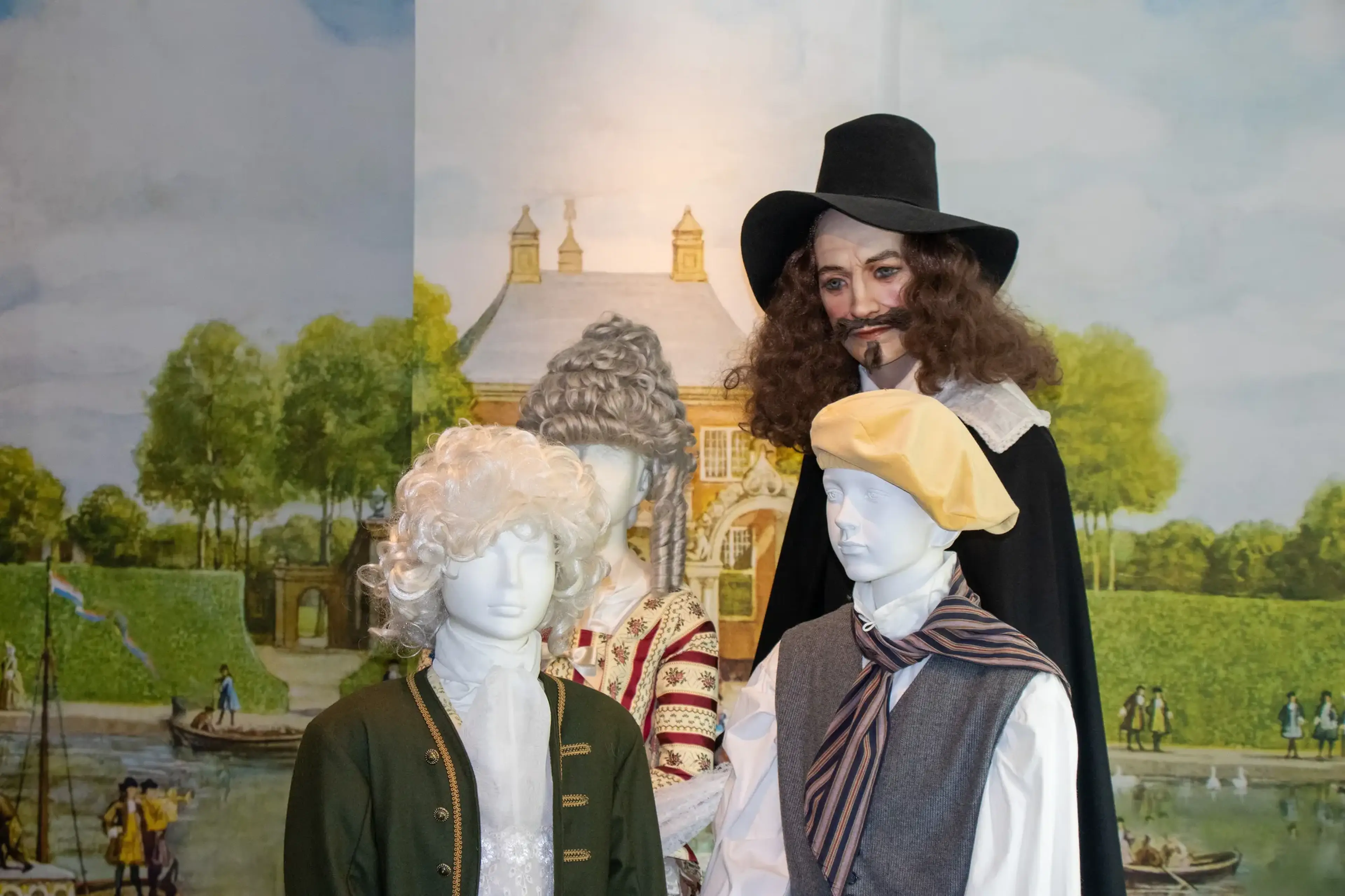Historische kostuums in de vaste tentoonstelling, voor een geschilderd Vechtgezicht