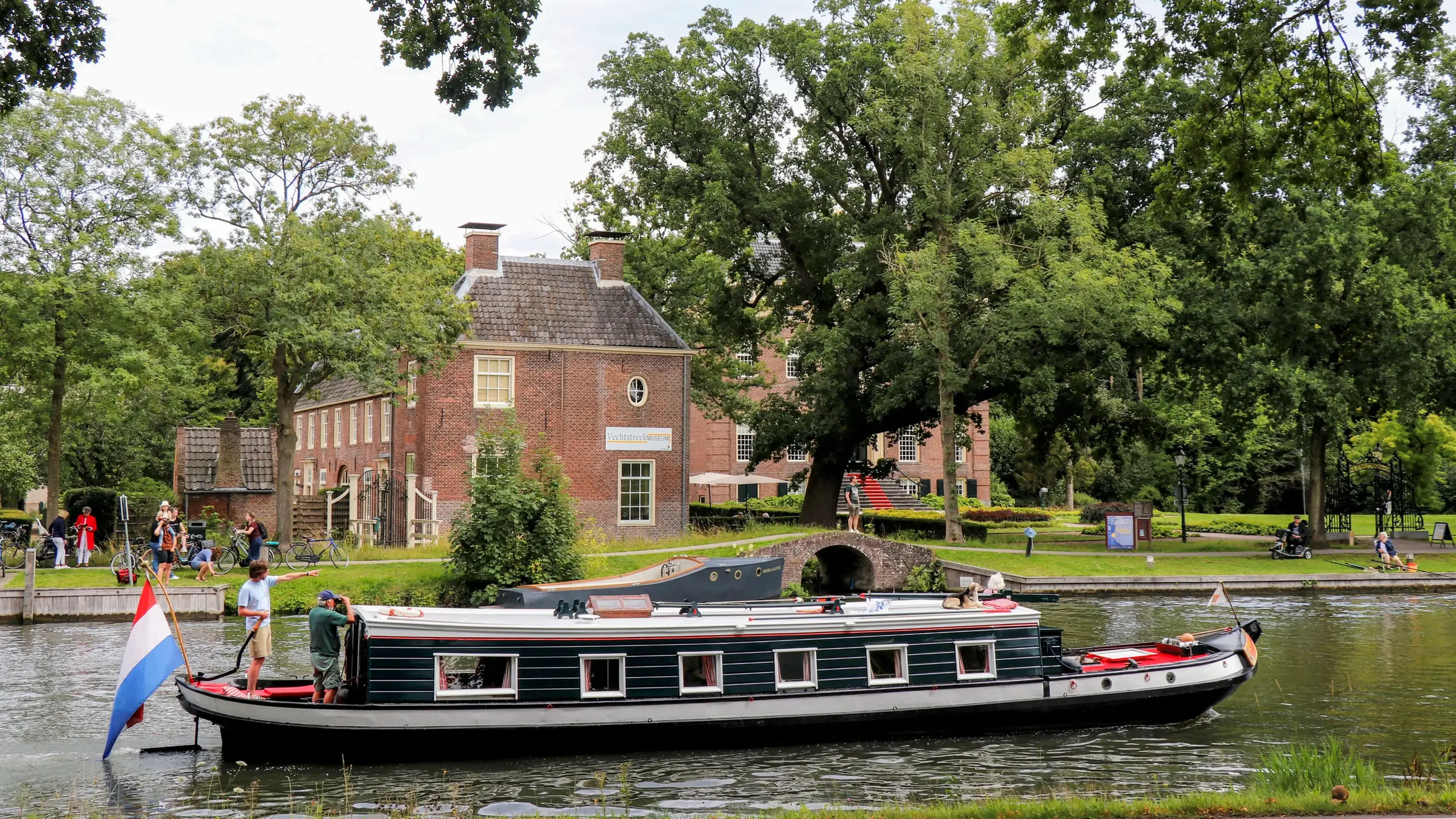 De trekschuit meert aan voor het Vechtstreekmuseum aan de Vecht