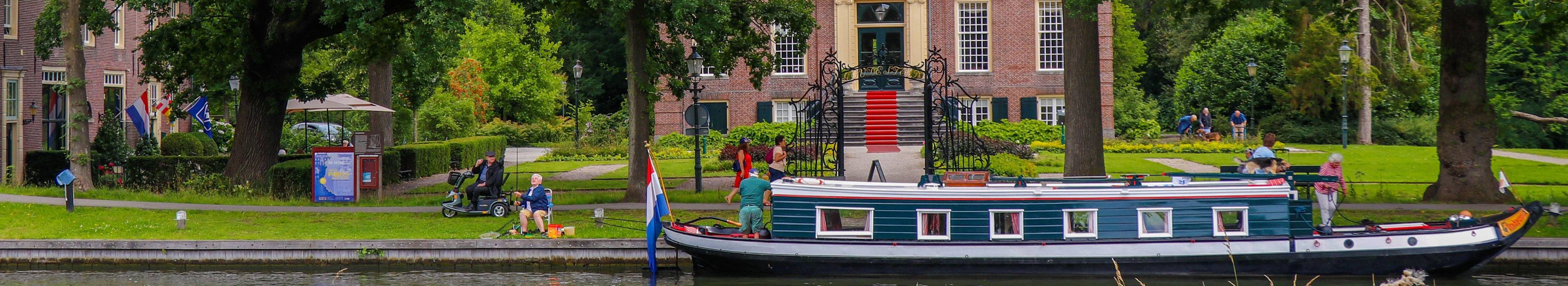 Trekschuit op de Vecht voor Goudestein