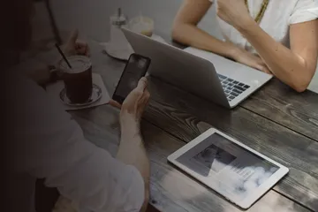 Equipo de desarrollo tecnológico colaborando en la planificación de un producto digital para startup