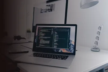 Ilustración sobre cómo una Web App permite desarrollar productos digitales escalables en múltiples dispositivos