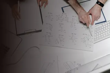 Equipo de startup planificando la primera versión de un producto digital con diagramas y flujos de desarrollo.