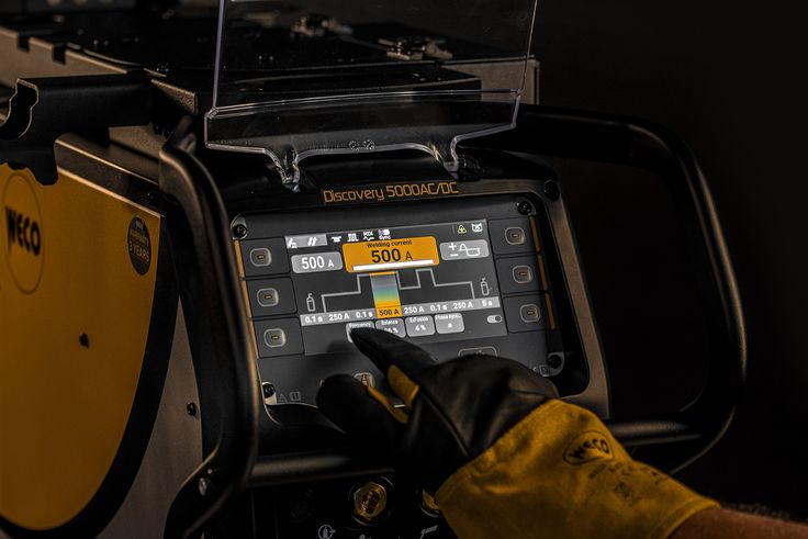 Primo piano del display digitale della saldatrice WECO Discovery 5000AC/DC con impostazioni di corrente a 500 A durante la fiera Blechexpo