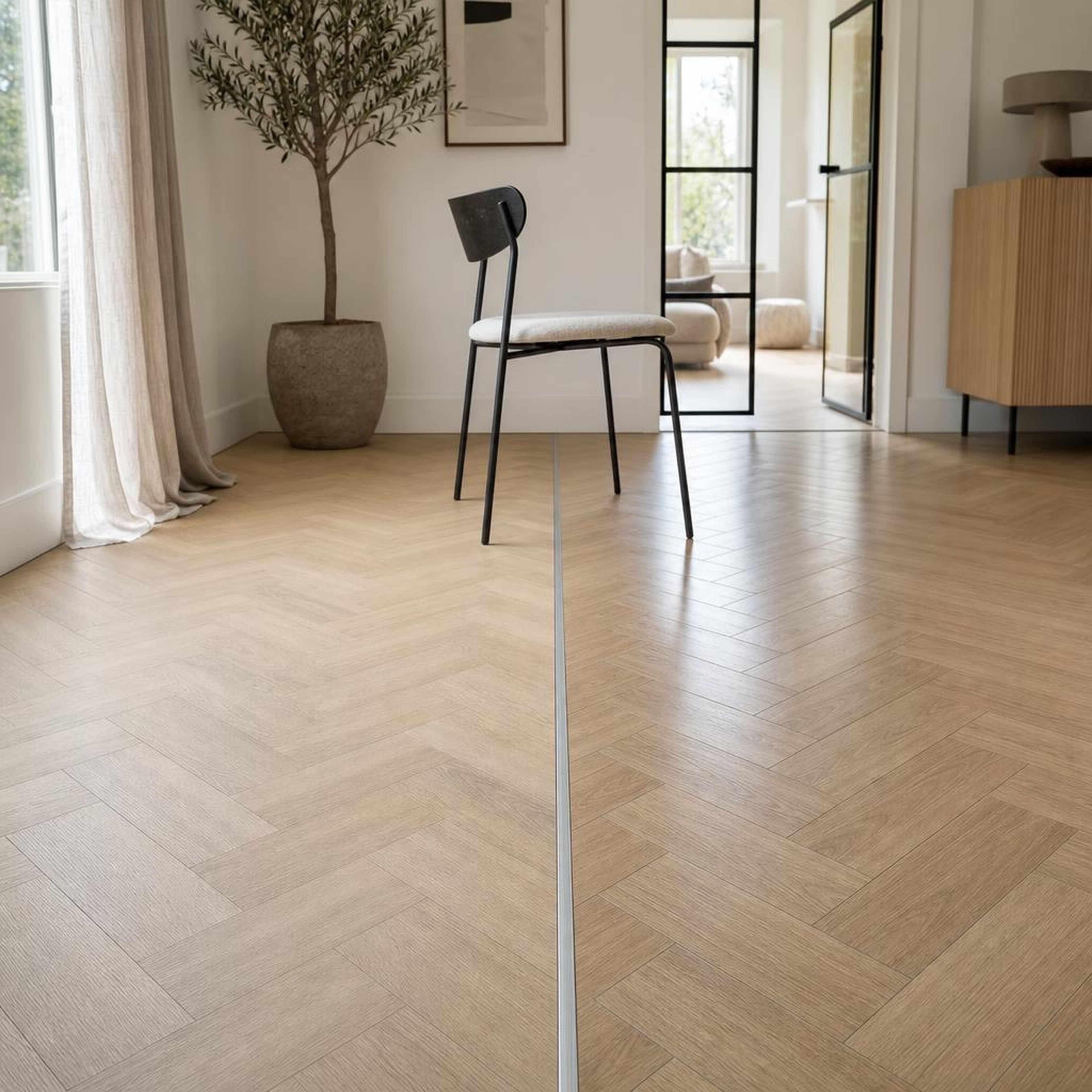 Visgraat PVC of visgraat laminaat vergeleken in lichte woonkamer