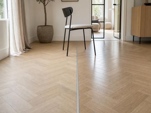 Visgraat PVC of visgraat laminaat vergeleken in lichte woonkamer