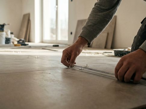 Hoeveel voeg bij 60x60 tegels – close-up van spacers en meting