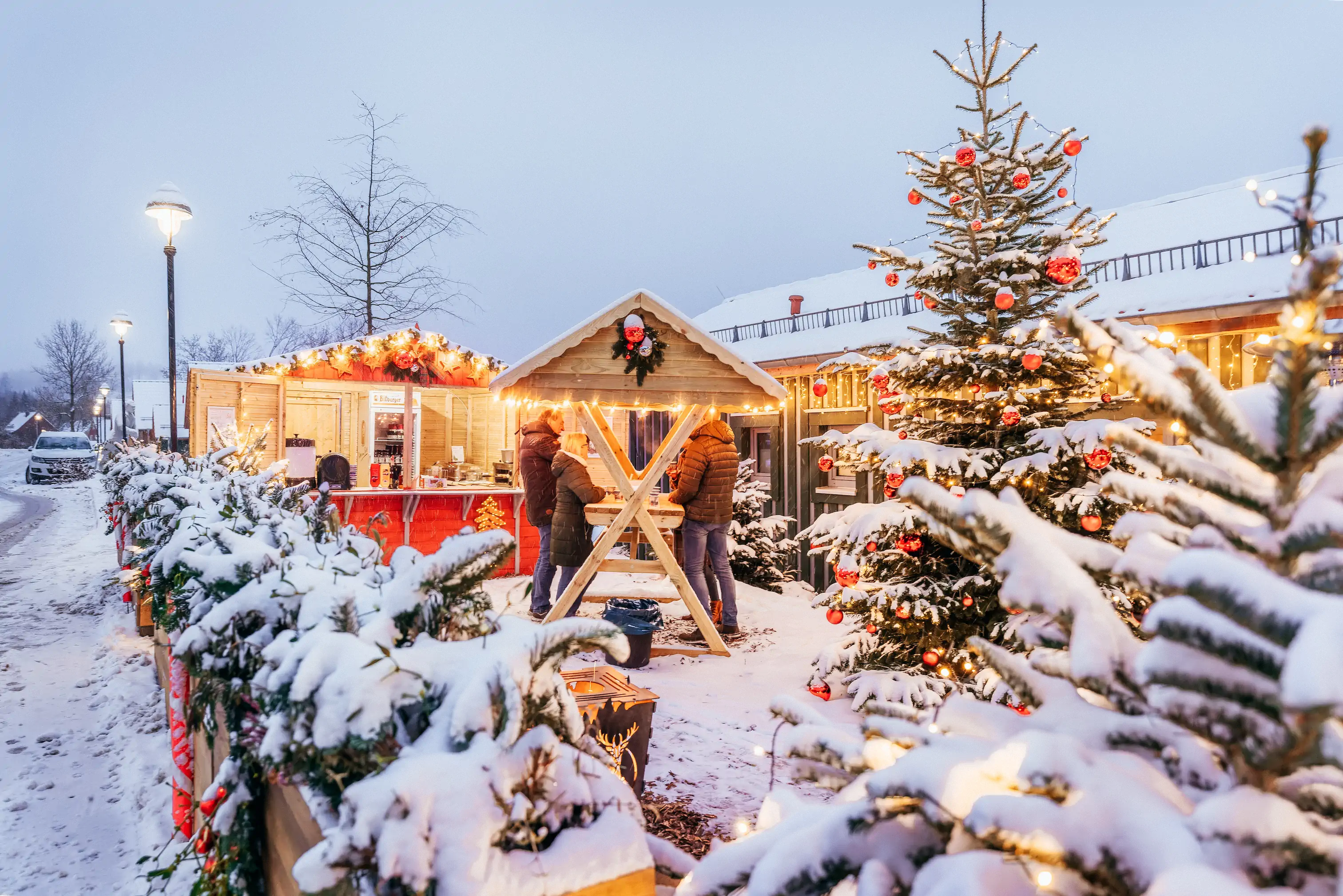 Zwischen Bergluft und Brockenblick liegt jetzt dieser besondere Zauber in der Luft, der alles ein bisschen langsamer, wärmer, leuchtender macht. Wer im Advent nach Schierke im Harz kommt, landet mitten im Glühwein- und Glitzergebiet.