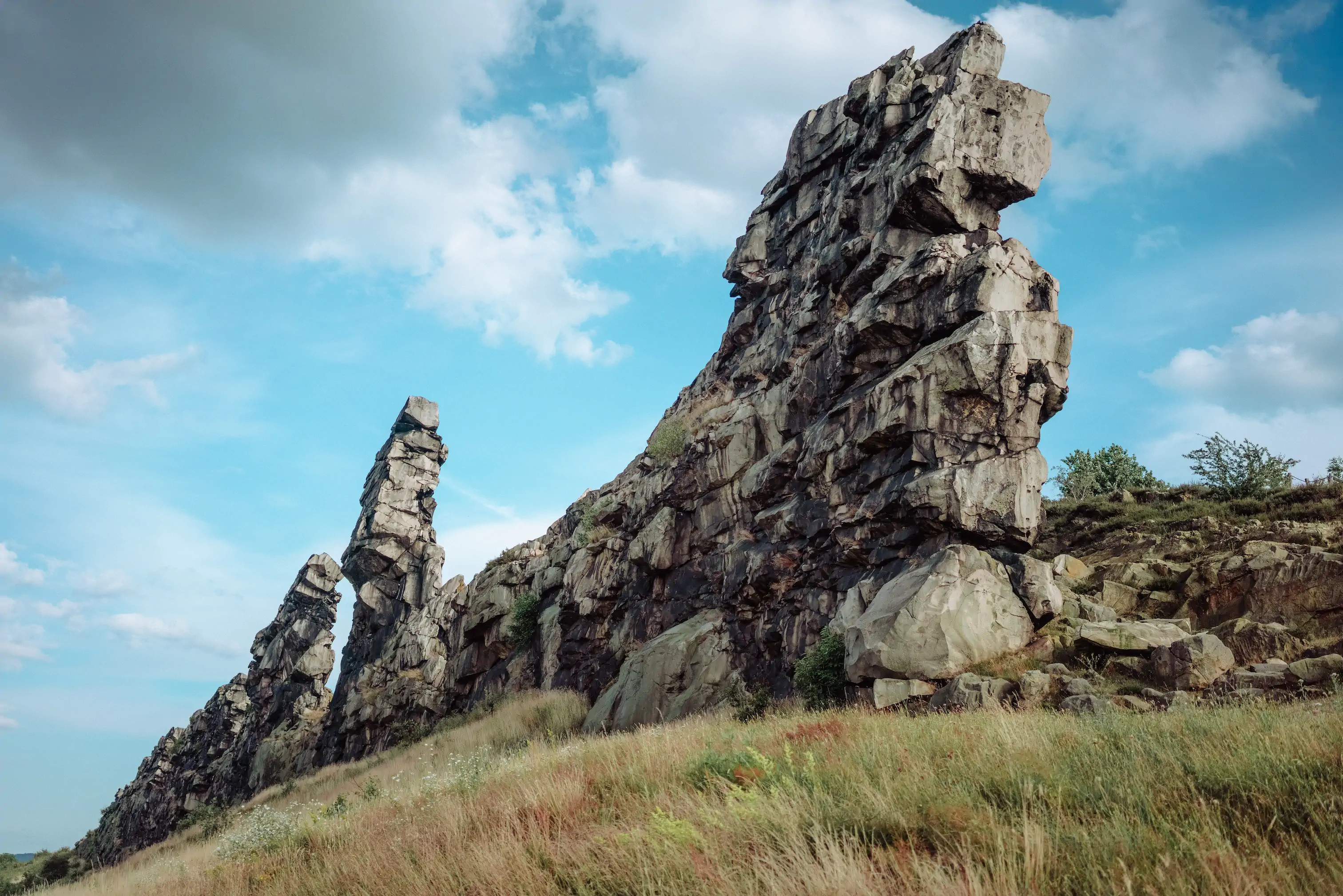 Hexentanzplatz bis Teufelsmauer: Der Harz ist bekannt für seine Wälder, Felsen und Sagen – aber auch für Orts- und „Flurnamen“, Manche Namen sind so kurios, dass man fast glaubt, hier hätten weniger Geografen als vielmehr Spaßvögel die Landkarten gezeichnet.