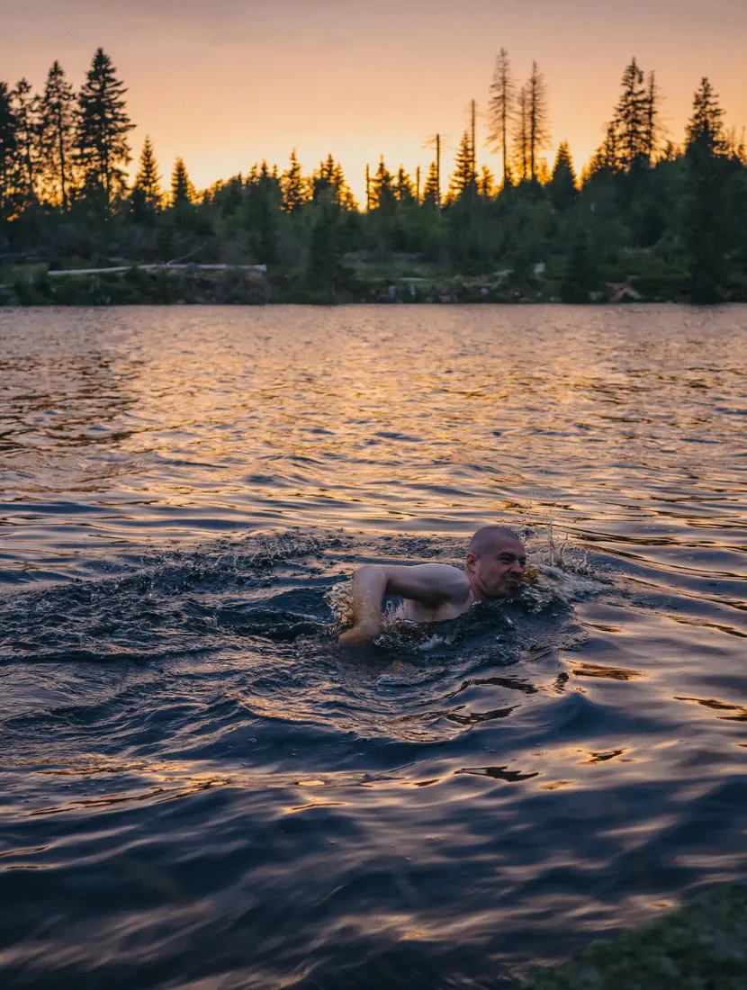 Sommerurlaub im Harz: Schwimmen im klaren See bei Sonnenuntergang