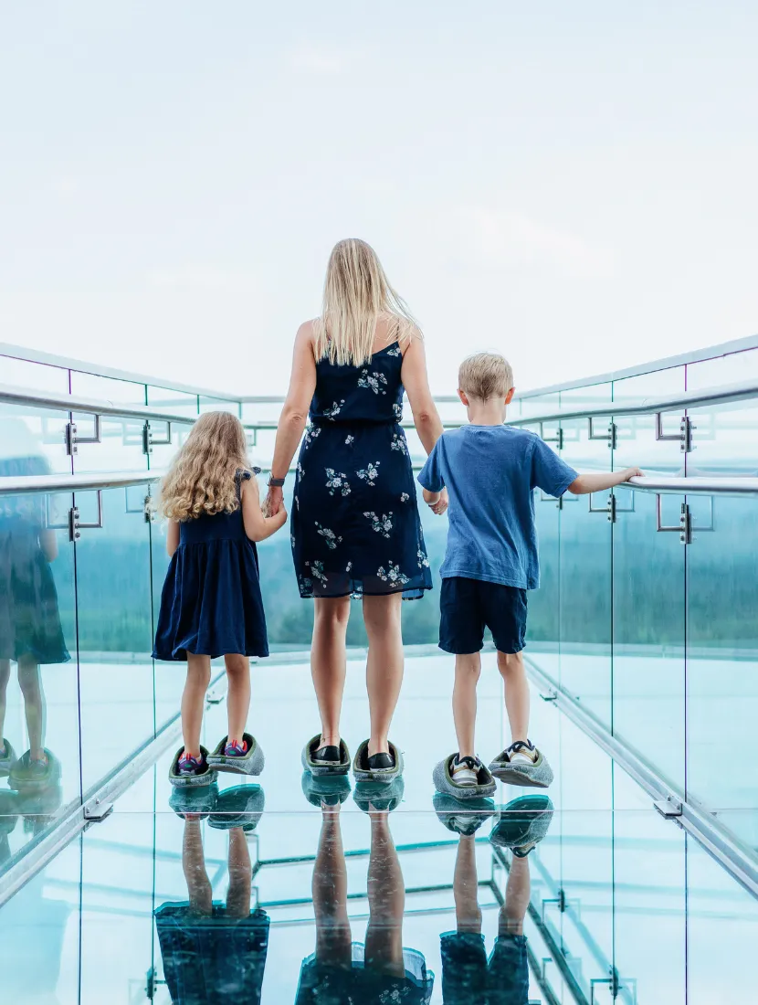 Harz erleben mit Kindern: Gemeinsamer Spaziergang über eine gläserne Aussichtsbrücke