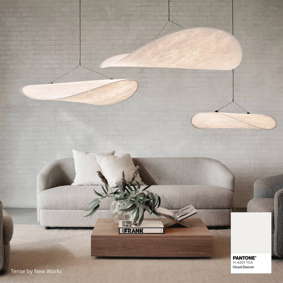 Camera de zi luminoasă cu lumina suspendată "Tense" de la New Works în optică de nor moale - Pantone Cloud Dancer ca dispoziție