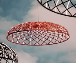 Dette billeder viser en rød Skynest pendel fra Flos formet som en flettet kurv