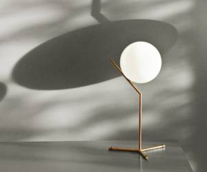 Tischleuchte aus Messing mit weißer Glaskugel und markantem Schattenwurf