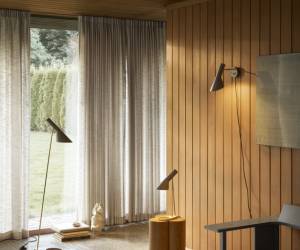 AJ Stehleuchte, Tischleuchte und Wandleuchte von Louis Poulsen in holzverkleidetem Wohnraum