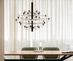 Kronleuchter in modernem Wohnzimmer