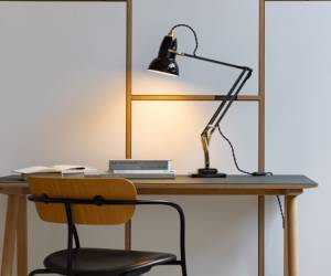 Schwarze Anglepoise Schreibtischleuchte mit Gelenkarm auf hellem Holzschreibtisch