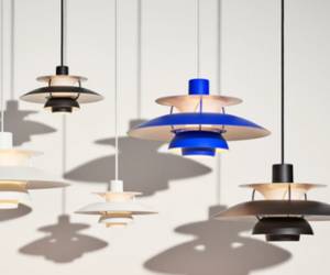 Gruppe farbiger PH 5 Pendelleuchten von Louis Poulsen mit Schattenspiel an heller Wand