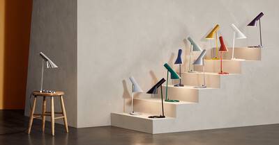 Dette billede viser 11 ikoniske AJ bordlamper i forskellige farver, der alle er karakteriseret ved sit slanke stel og kegleformet lampeskærm