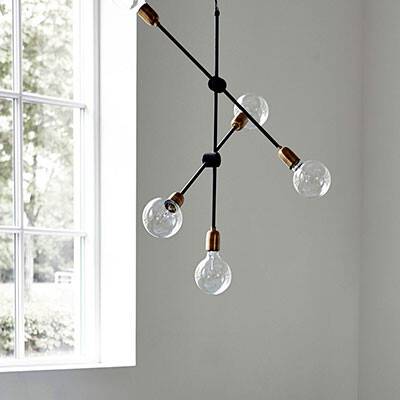 Dette billede viser en moderne molekylær lampe lavet af sort metal og molekylært mønster med et klart antikt look