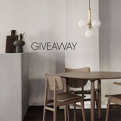Cette image montre une table ronde avec trois chaises, une lampe suspendue, une étagère avec des objets décoratifs et un graphique indiquant "GIVEAWAY".