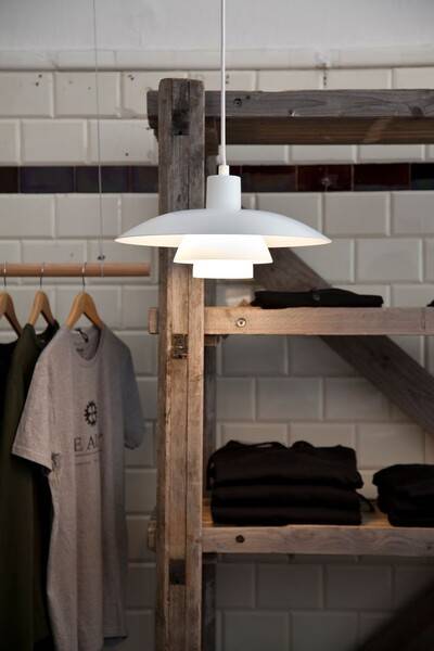 A képen egy klasszikus fehér PH függőlámpa látható fémből.