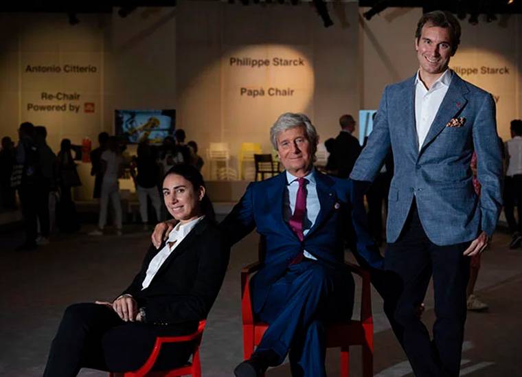 Kuvassa kolme ihmistä; kaksi miestä ja nainen poseeraavat kameralle.