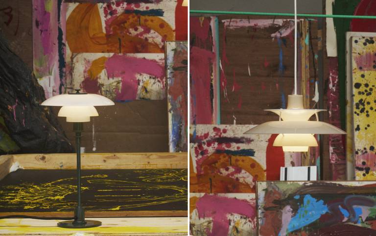 PH 3/2 Tischleuchte und PH 5 320 Hängeleuchte von Louis Poulsen in einem Künstleratelier.