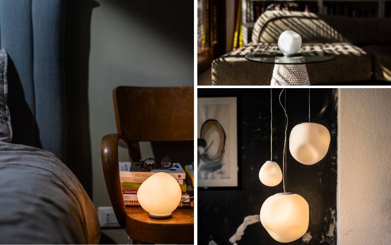 Weiche, organische Leuchten aus opalem Glas, warm inszeniert im Schlafzimmer und als schwebende Pendel im stimmungsvollen Interieur.