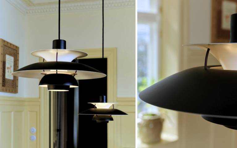 Dvoudílný obrázek lampy Louis Poulsen PH 5 Black Edition. Vlevo visí několik černých závěsných svítidel PH 5 ve světlé klasické místnosti s vysokými stropy a krémovými obklady stěn. Vpravo je detailní záběr na jednu z lamp, na kterém jsou patrná matná černá stínidla a měkké světlo, které se šíří směrem nahoru i dolů.