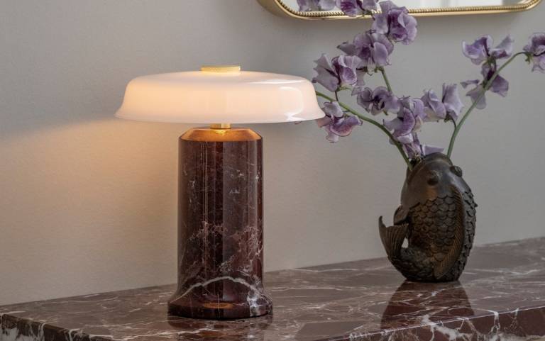 Modern Design by Us hordozható lámpa márványból, bordó színben, fényes üveg lámpaernyővel.