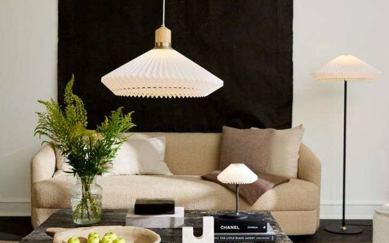Halo Design Paris Pendel-, Steh- und Tischleuchte mit weißem Plisseeschirm in einem Wohnzimmer
