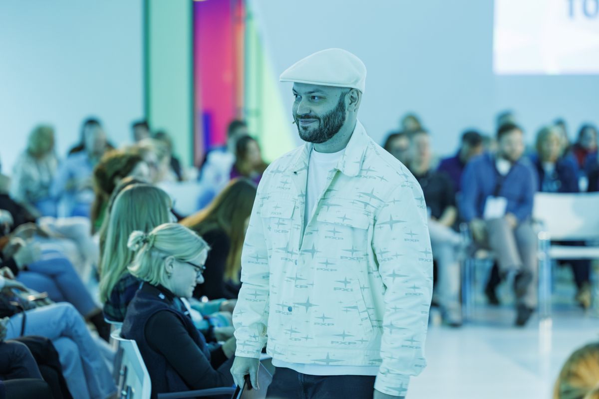 Een presentator tijdens congres Contentmarketing & Webredactie 2025