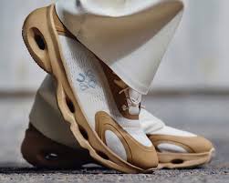 ON running Cloudsolo Shoes Beige White