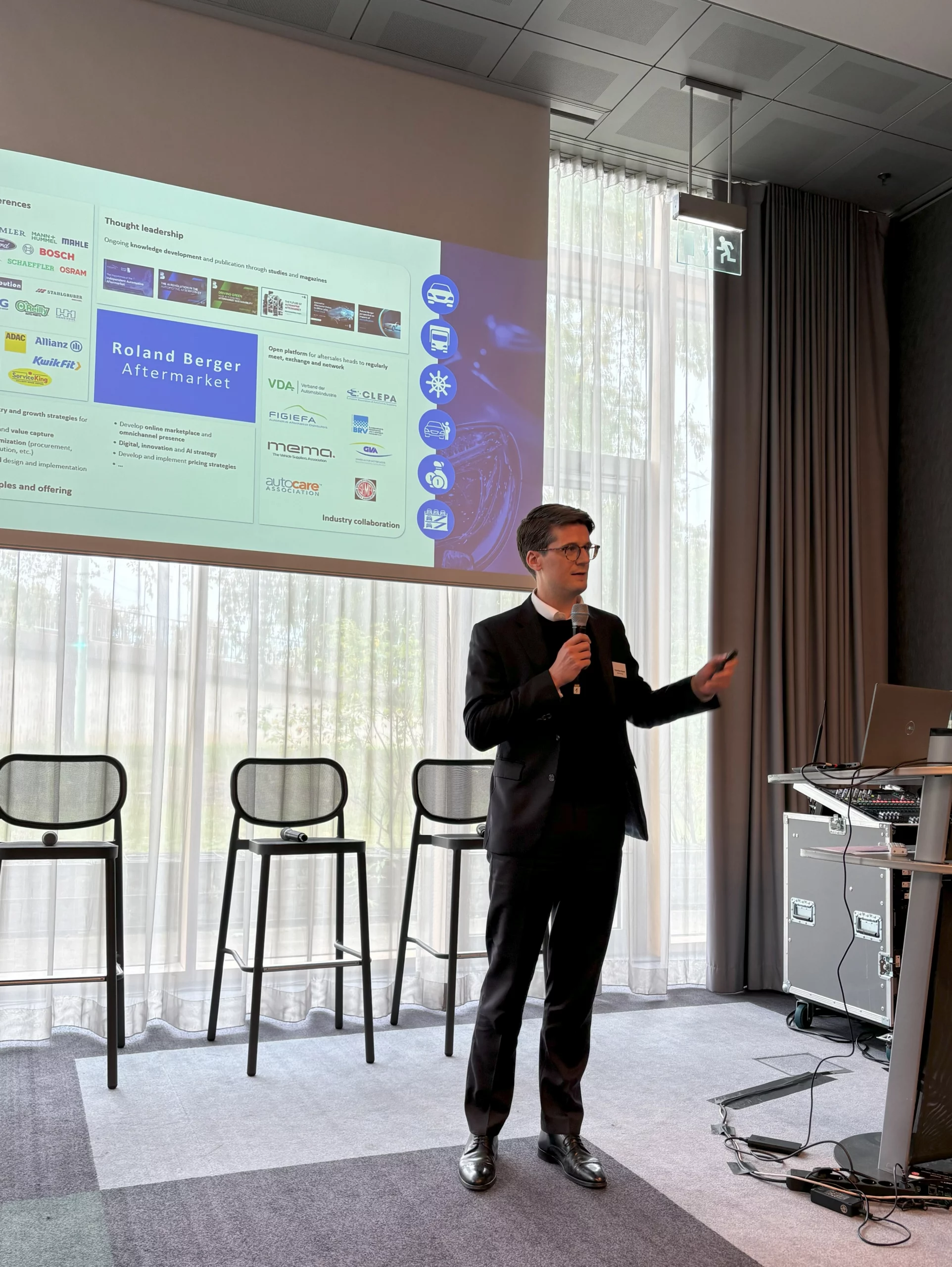 Speaker presenting Roland Berger aftermarket insights at TecCom community meeting