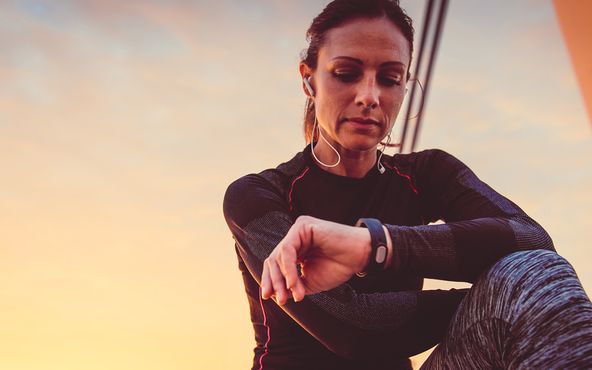 Frau mit Smartwatch