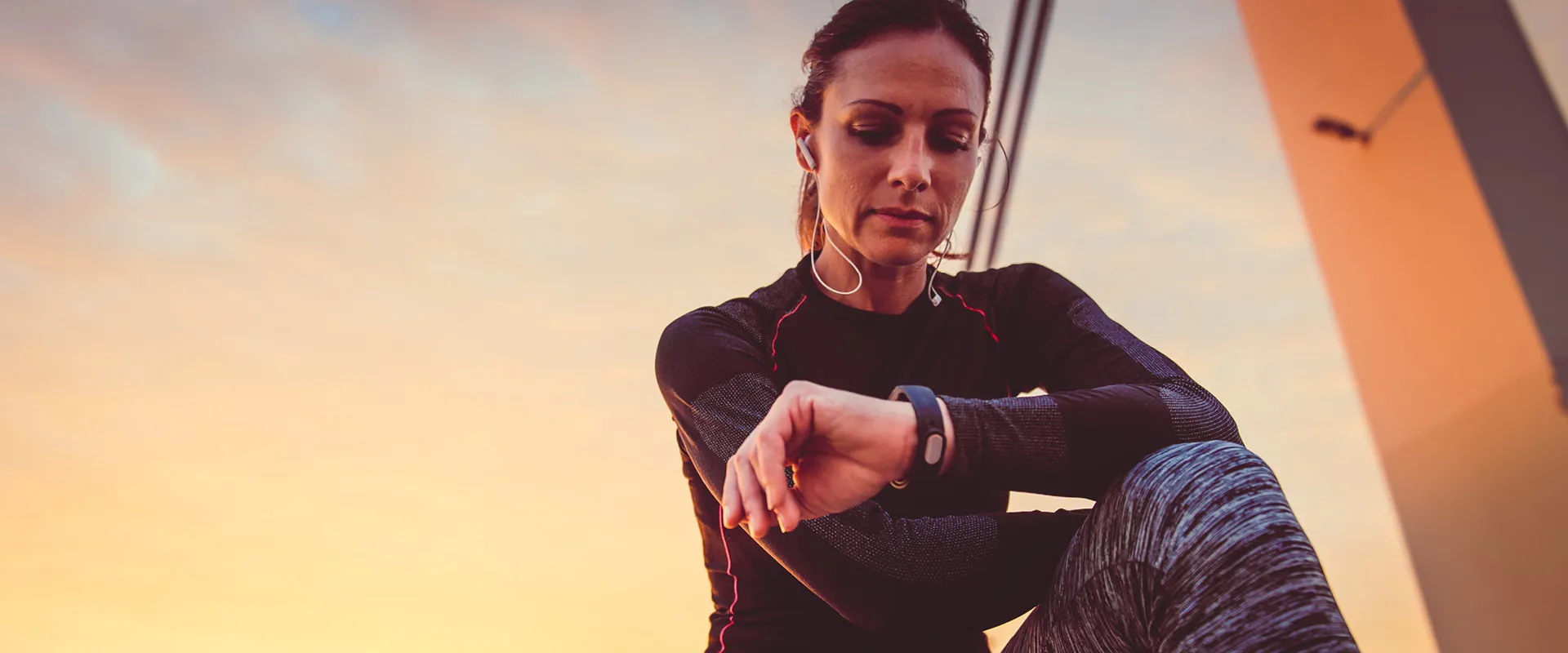 Frau mit Smartwatch