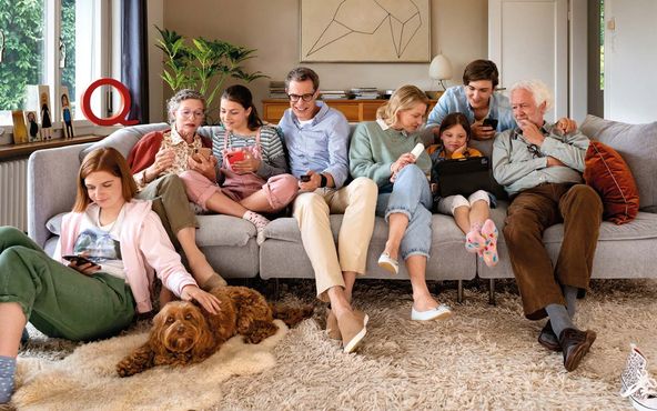 Familie auf dem Sofa