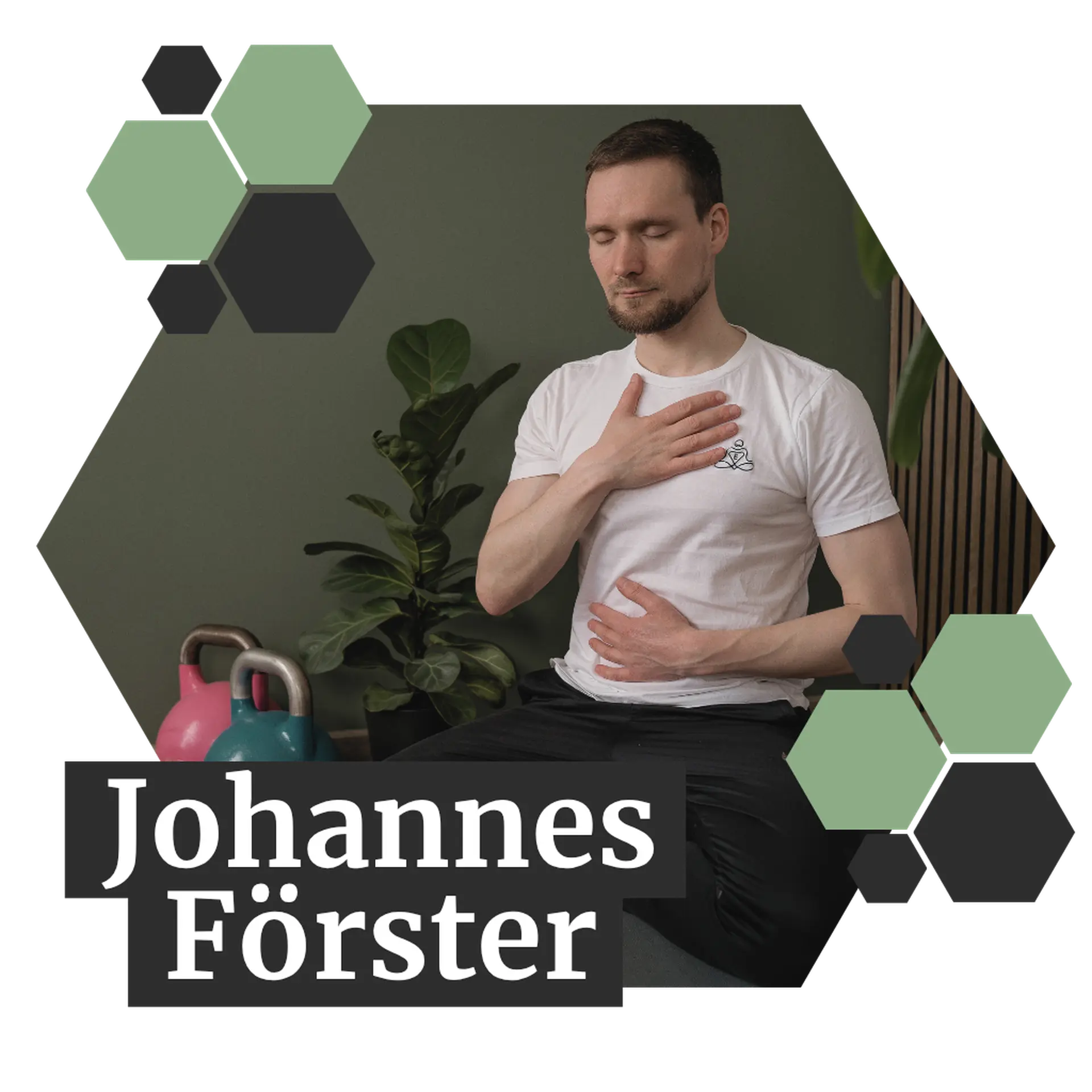 A man sits meditating with one hand on his chest and the other on his abdomen, surrounded by kettlebells and a plant. Text: "Johannes Förster."