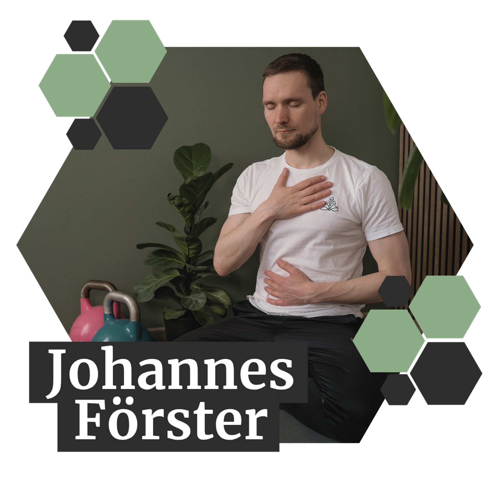 A man sits meditating with one hand on his chest and the other on his abdomen, surrounded by kettlebells and a plant. Text: "Johannes Förster."