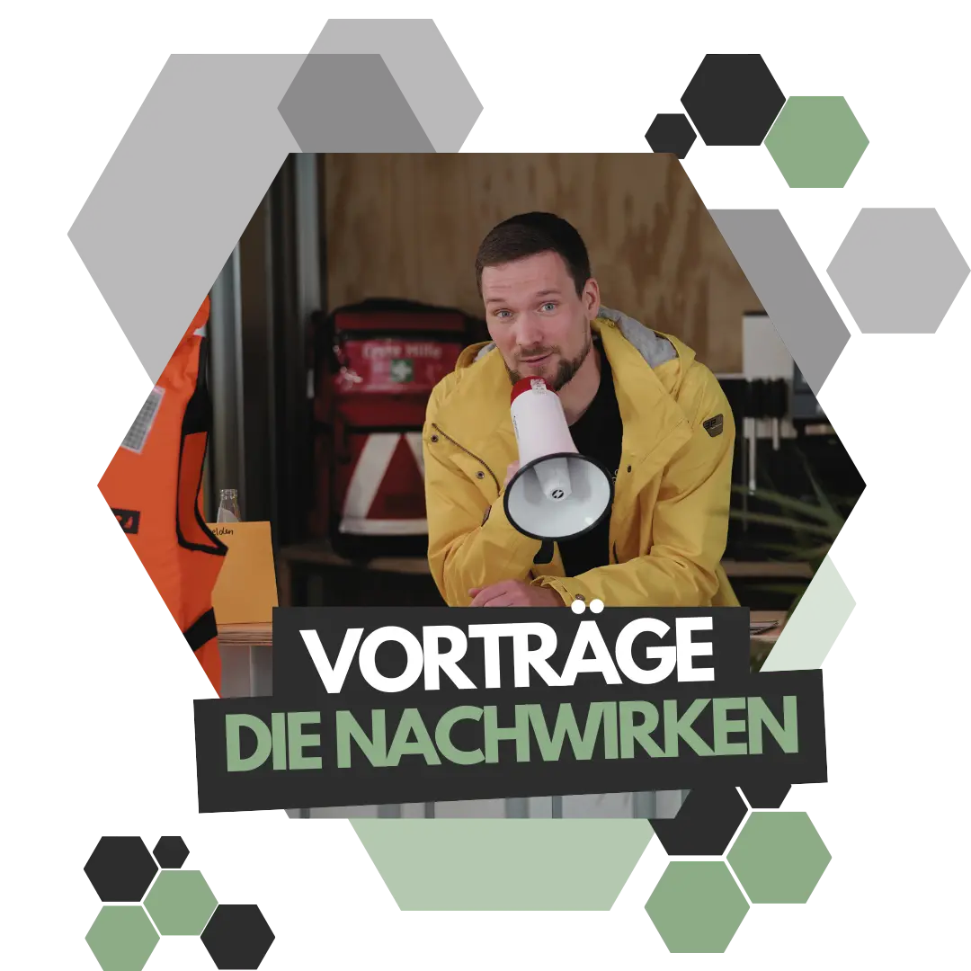 Johannes hält ein Megafon in der Hand und trägt gelbe Regenjacke