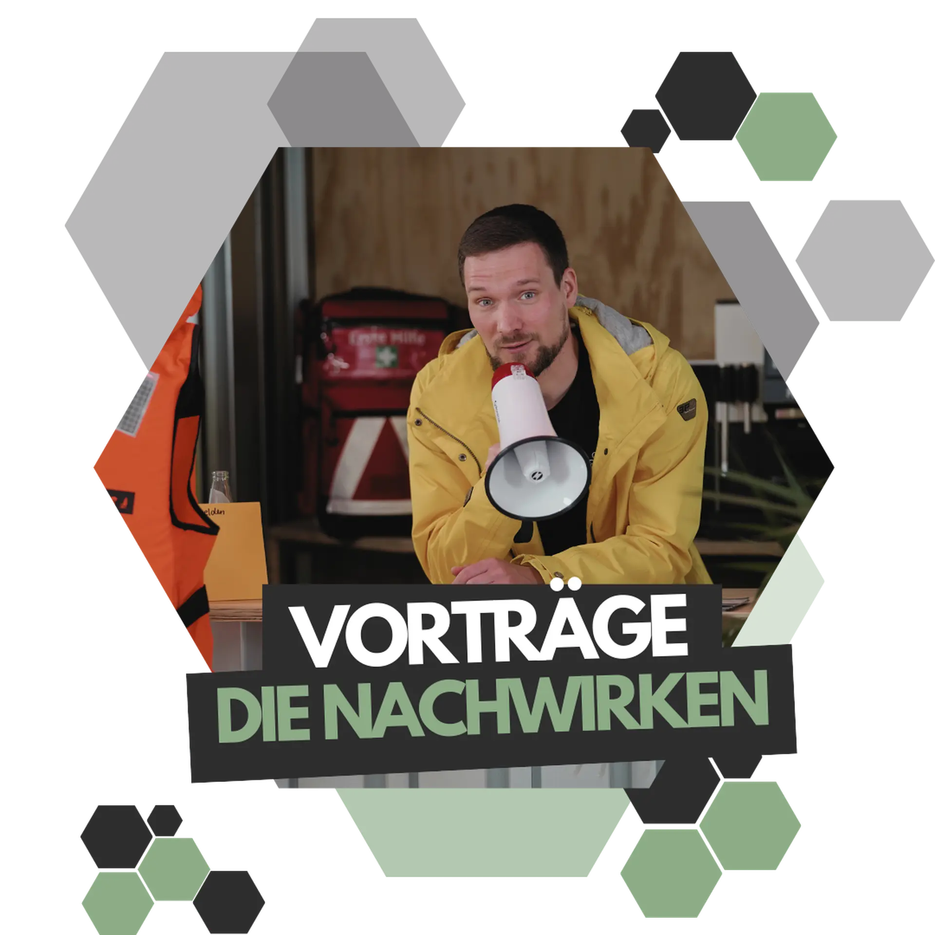 Johannes hält ein Megafon in der Hand und trägt gelbe Regenjacke