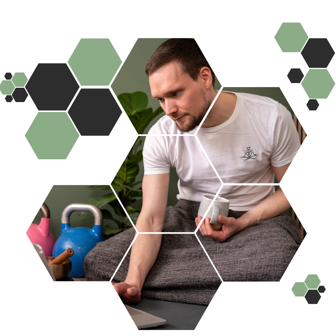 Johannes während einer Entspannungsübung am Laptop