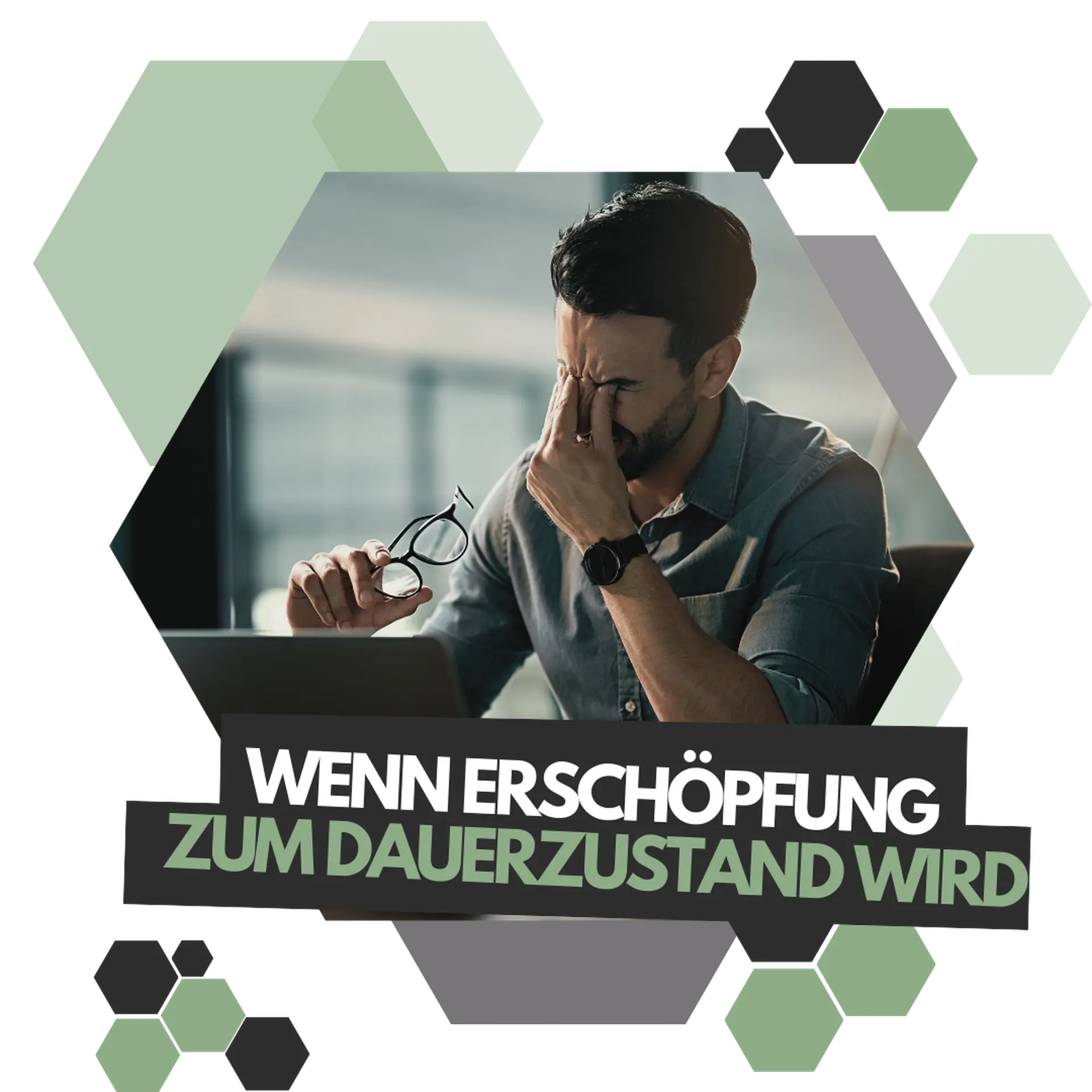 Mann mittleren Alters sitzt in Büro und hat Kopfschmerzen