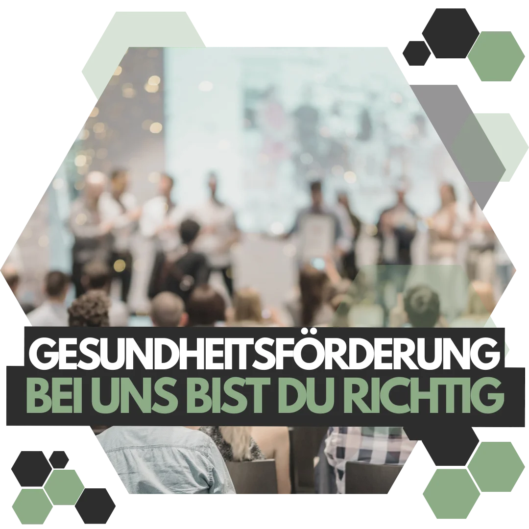 Menschen blicken auf eine Bühne auf der gefeiert wird.