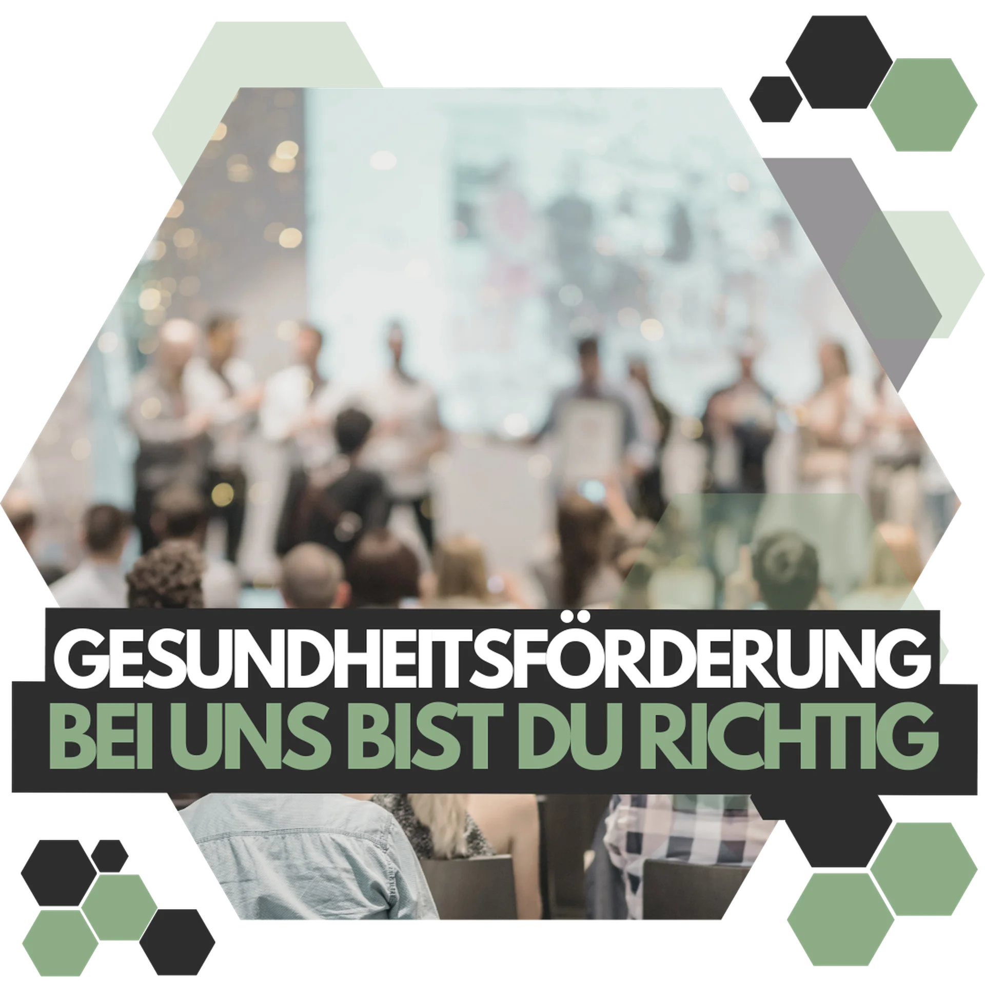 Menschen blicken auf eine Bühne auf der gefeiert wird.