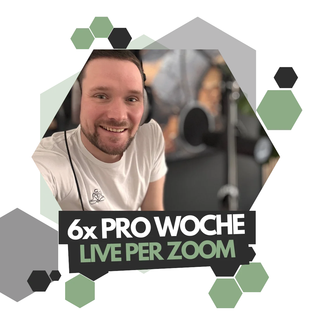 Johannes lächelnd in die Kamera währen eines Livekurses