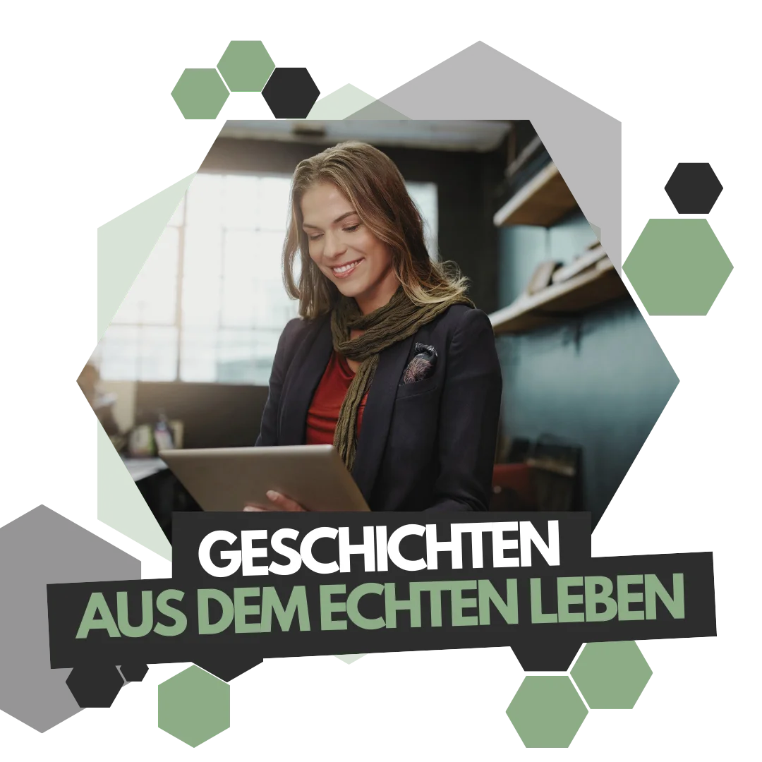 Frau mittleren Alters steht in der Küche und liest etwas auf dem Tablet