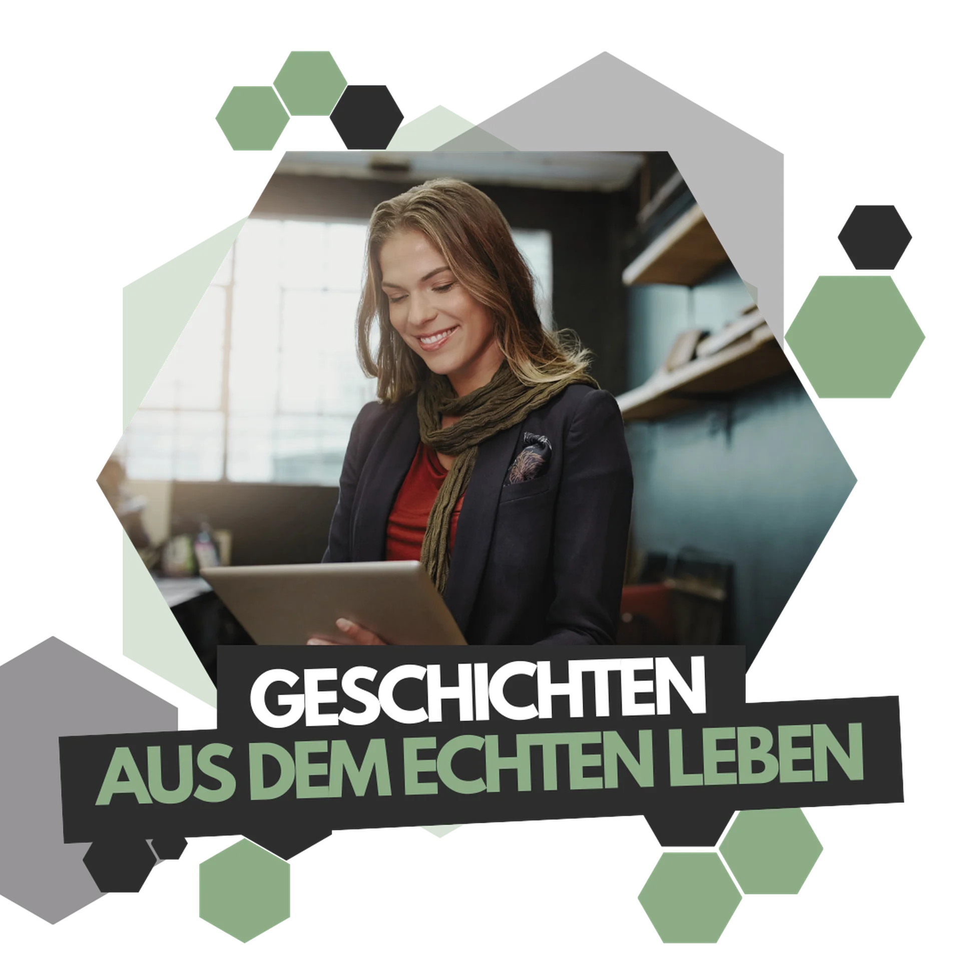 Frau mittleren Alters steht in der Küche und liest etwas auf dem Tablet